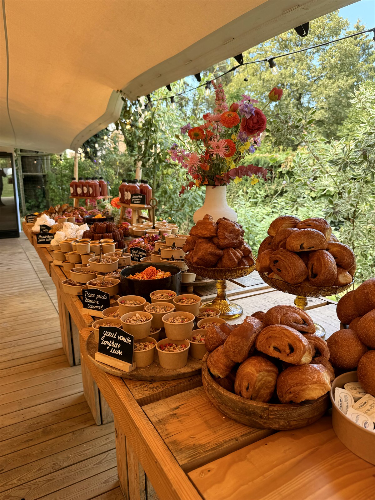 Le buffet brunch dressé