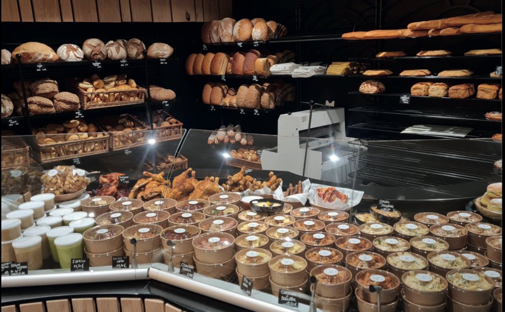 Les plats du jour en pots, dans la vitrine de la boutique